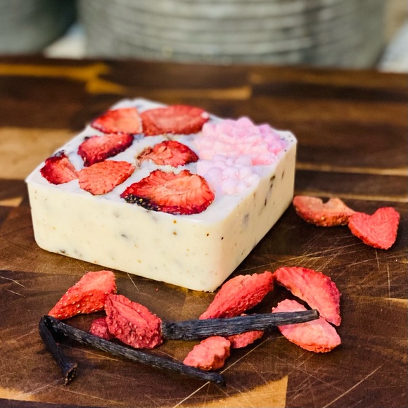 BOTANICAL Strawberry Vanilla Essential Goat Milk & Cream Lather - Picture 2 of 2